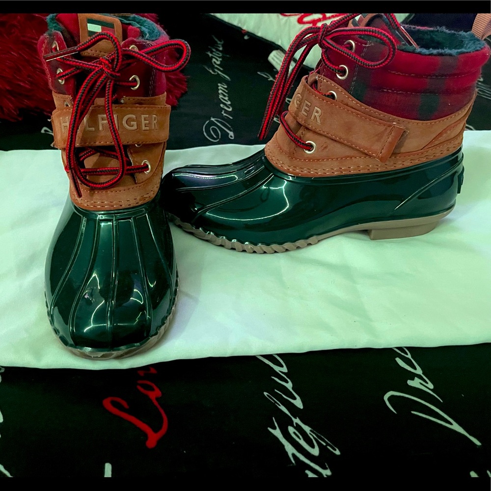 Beautiful Blue, tan and plaid Tommy Hilfiger Rain-boats